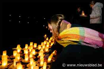 Familie en vrienden van Julie Van Espen laten herdenkingsbootjes te water in Rivierenhof