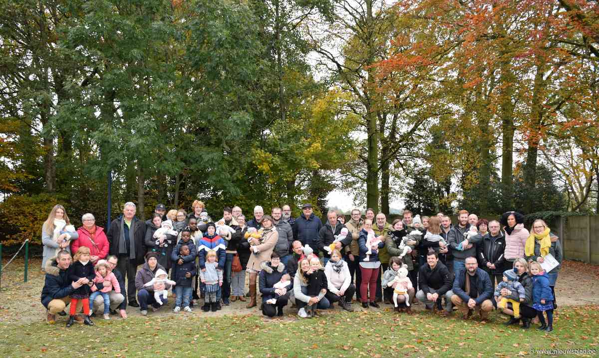 Schepen Celesta Muylle zet boompje op tijdens 21ste Boomplanting