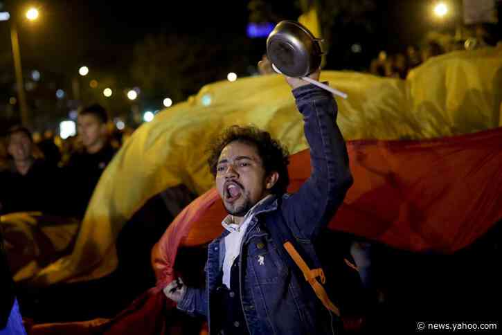 Colombians continue protest, banging pots and pans at night