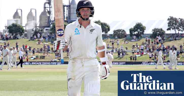 England battling to avoid first Test defeat after BJ Watling's 205