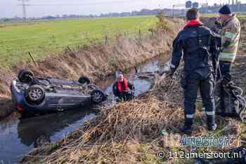 Auto vliegt uit de bocht en belandt te water in Hoogland