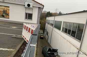 Unfall in Würzburg: Auto durchbricht Geländer - und stürzt 4 Meter in die Tiefe