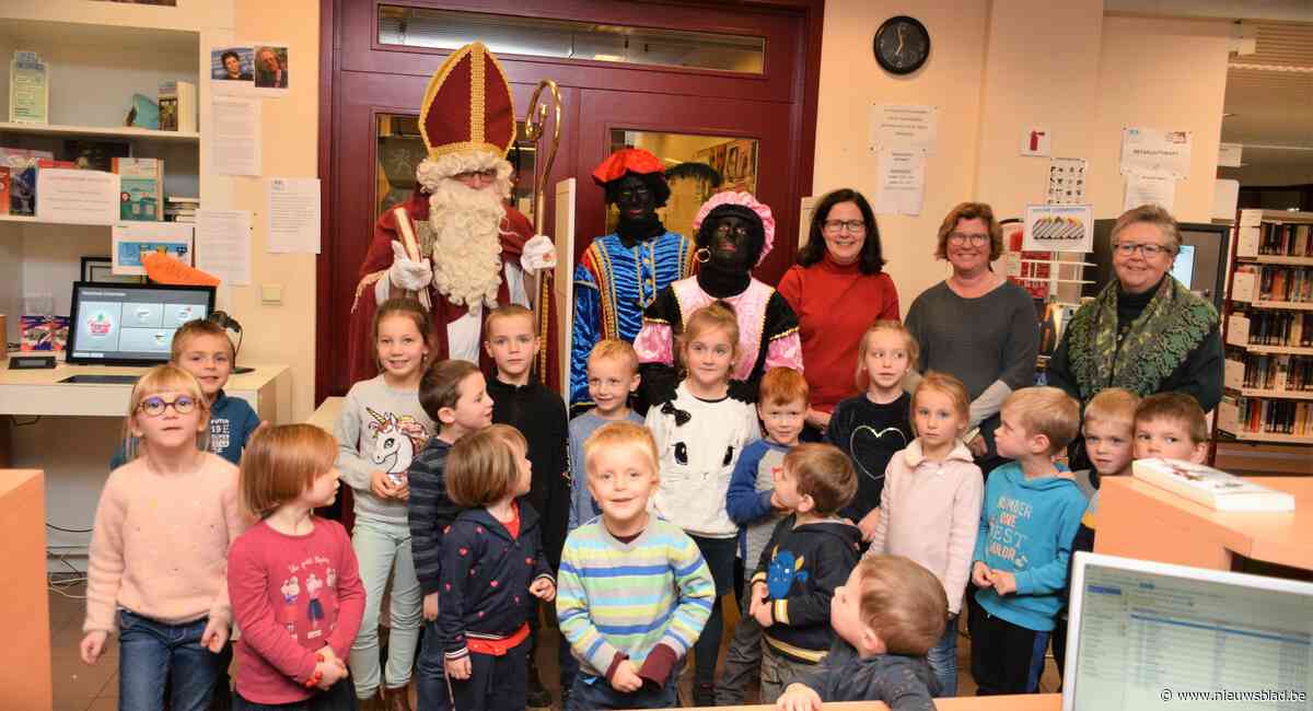 Voorleesweek getooid met mooie Sinterklaasverhalen en een Sint die mee kwam luisteren
