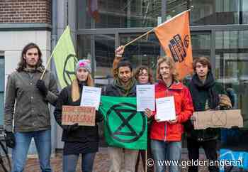 Actie Extinction Rebellion bij rotonde Wageningen Campus