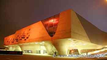 Gebäude in Wolfsburg leuchten orange