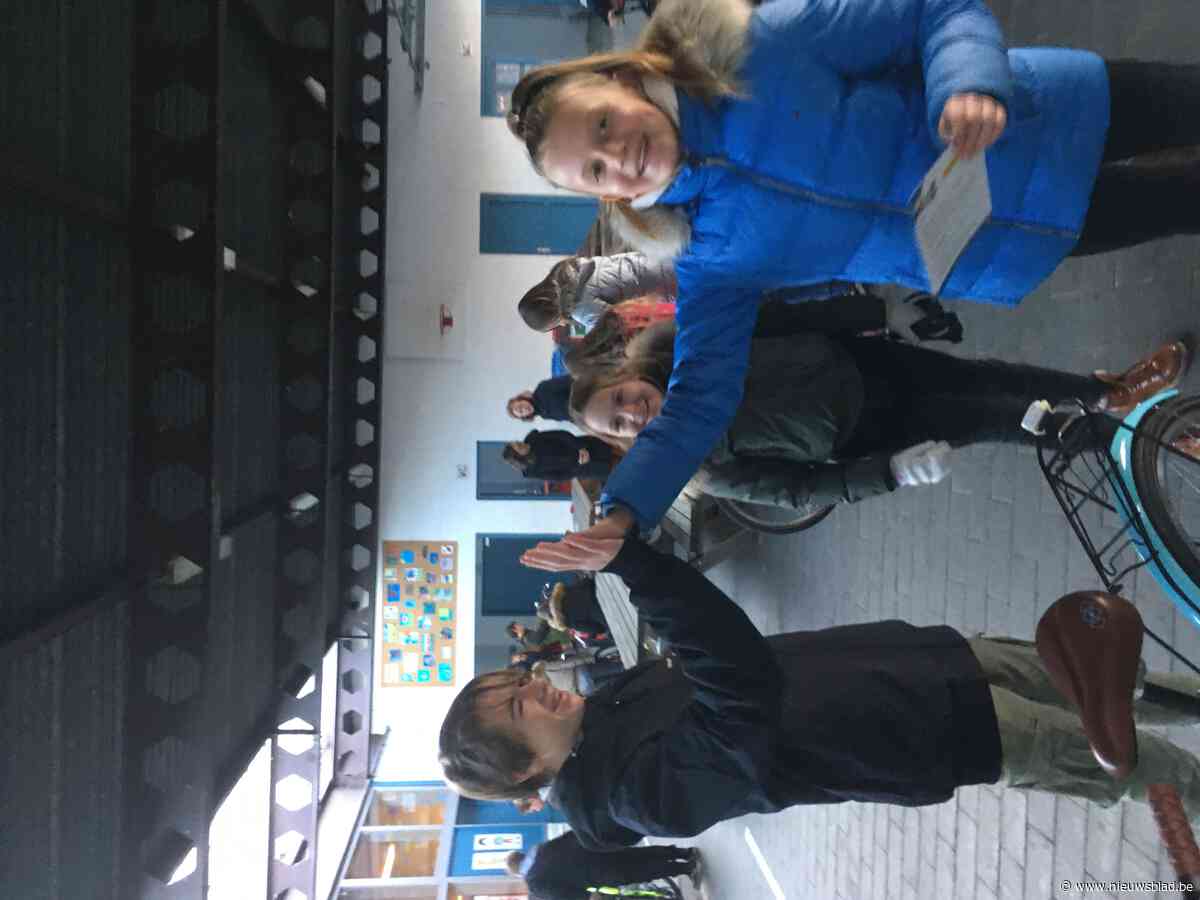 Scholieren van Erasmus doen HIGH 5 fietscontroles op de lagere school