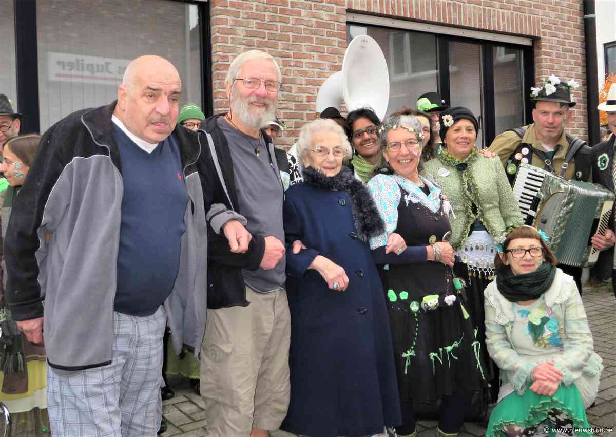 Hele buurt viert feestmet honderdjarige Maria