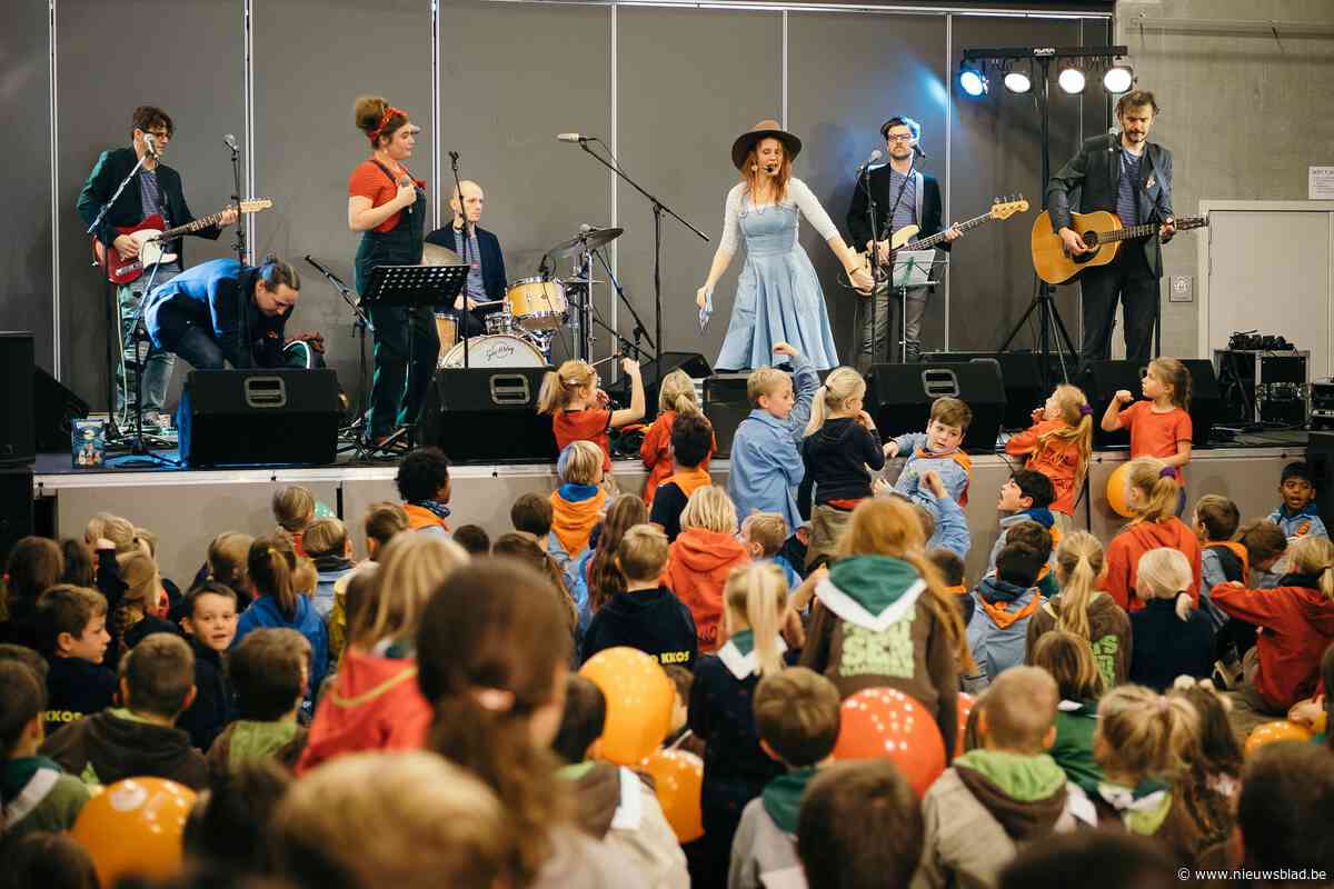 Kinderen zingen en dansen tijdens kinderzangfeest