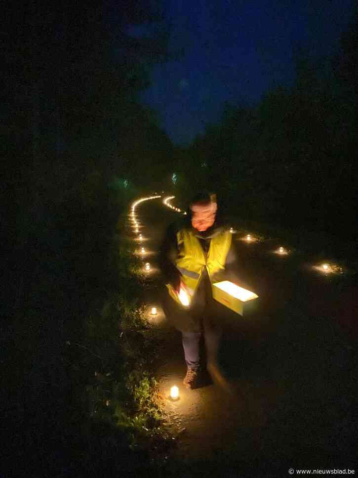 Geen verlichting langs fietspad? Dan zetten deze buurtbewoners gewoon zelf honderden theelichtjes