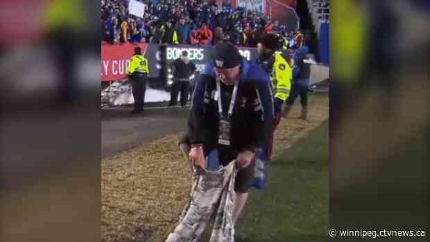 Winnipeg 'Shorts Guy' gets much-welcomed wardrobe change with Bomber win