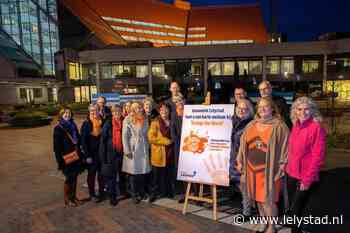 Stadhuis Lelystad kleurt oranje tijdens Internationale campagne tegen vrouwengeweld