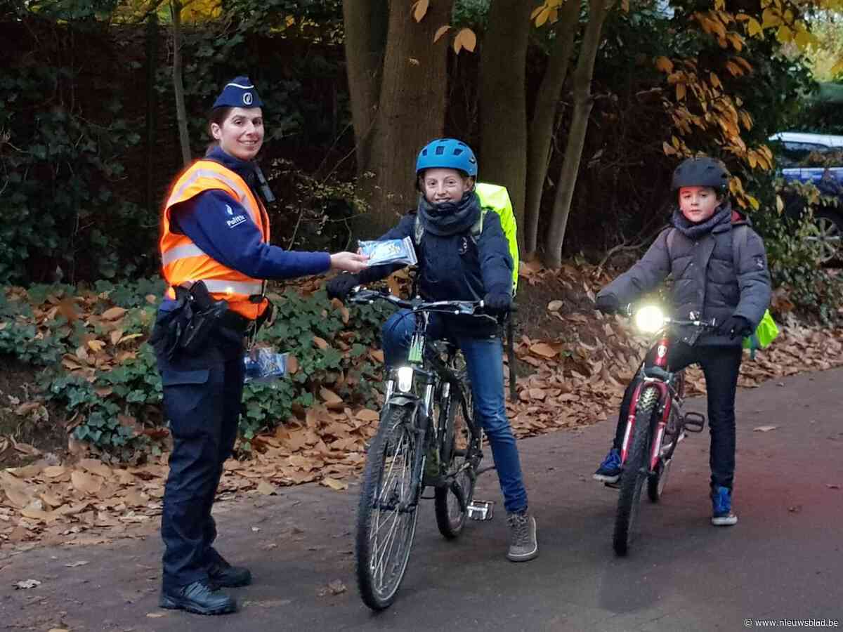 Politie deelt fietslichtjes uit