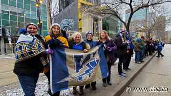 Blue Bombers, fans party through downtown Winnipeg with Lord Grey's cup