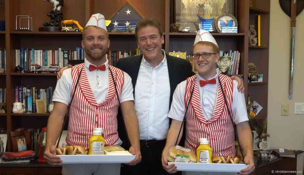 YouTube Prankster Plots With Pastor to Have Service Disrupted During Sermon With Hot Dog Vendors