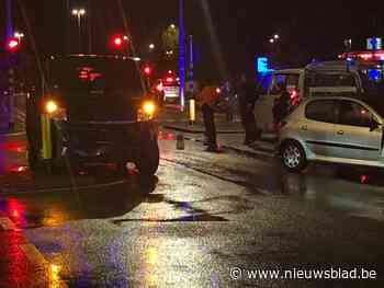 Vrouw gewond na botsing met bestelwagen