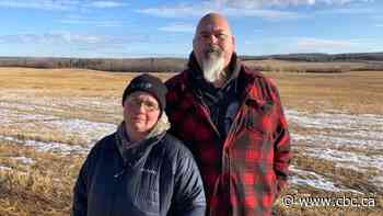 Alberta couple heartbroken after Earl, their pet pig, killed by intruders