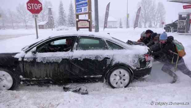 Significant snowfall hampers travel in Calgary and throughout southern Alberta
