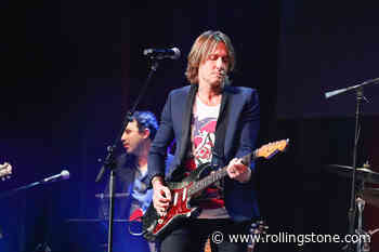 Keith Urban Rips Through Hits Medley at Canadian Football Halftime Show