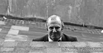 Clive James, 80, Literary Critic Who Took His Wit to TV, Is Dead