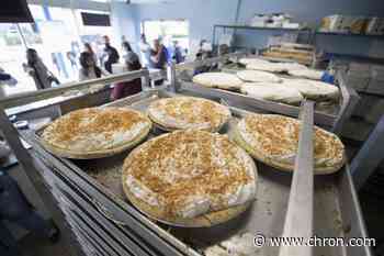 Houstonians line up for pies from Flying Saucer Pie Company before Thanksgiving