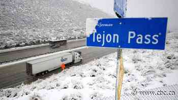 2 powerful storms stymie U.S. travel ahead of Thanksgiving