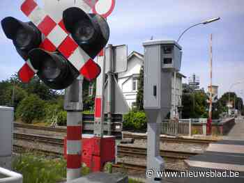 Vervangbussen ingelegd nadat trein inrijdt op auto die vastraakte op sporen
