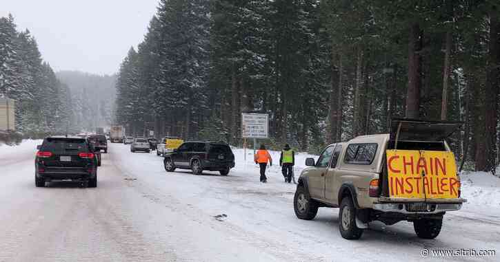 Snow, winds slow after tangling traffic, threatening parade