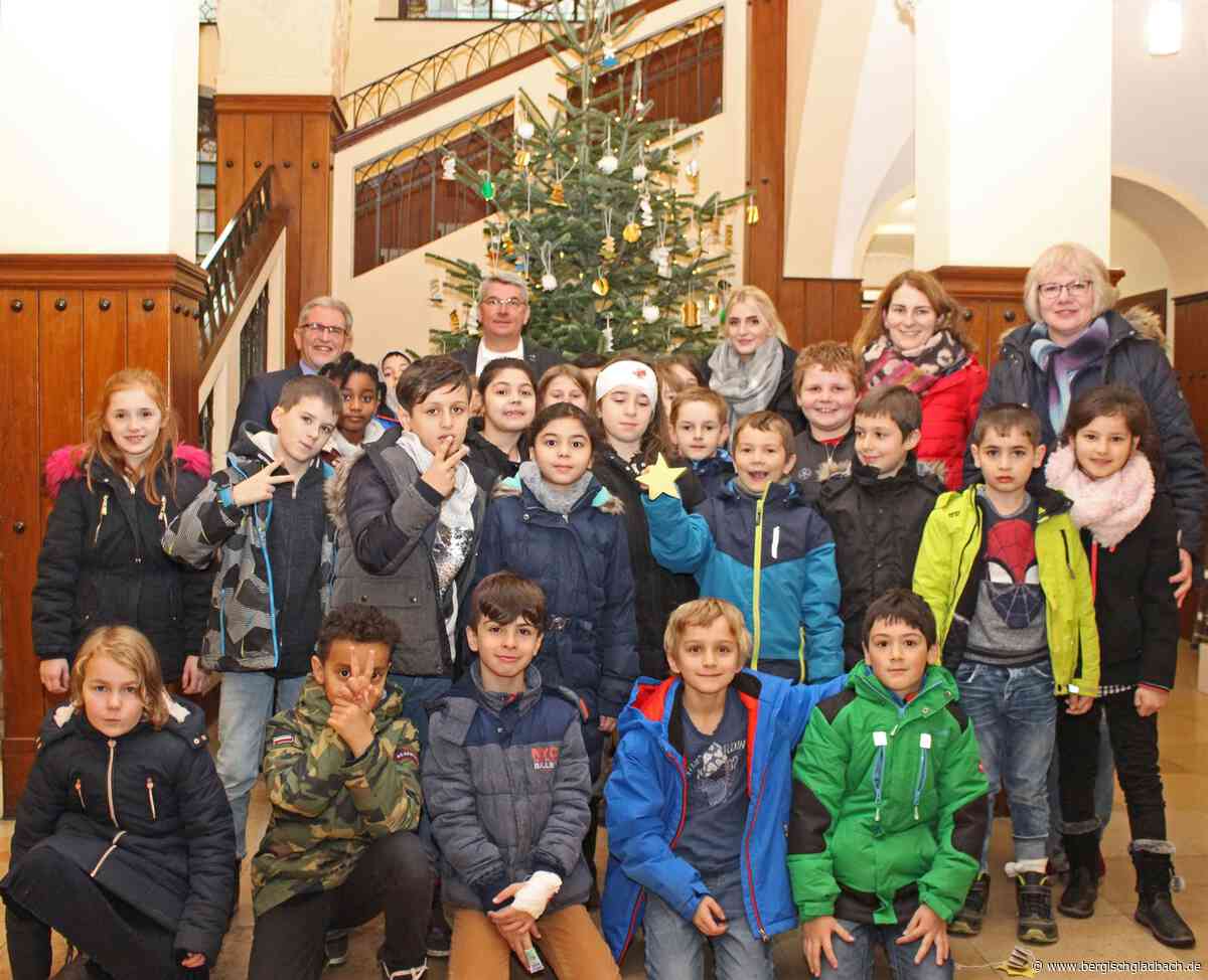 Drittklässler schmücken Baum im historischen Rathaus – Zwei Bürgermeister bedanken sich bei den Kindern der GGS An der Strunde