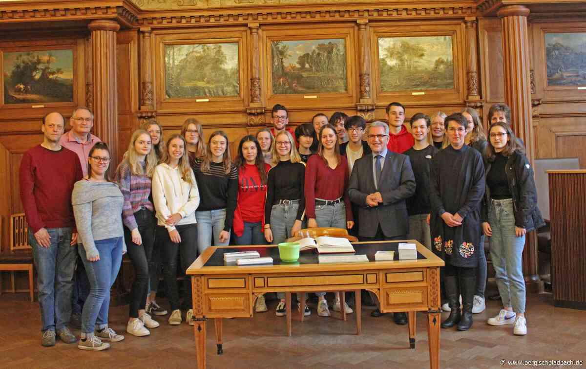 Niederländische Schüler zu Gast in Bergisch Gladbach – Empfang im historischen Rathaus und Weihnachtsmarktbesuch