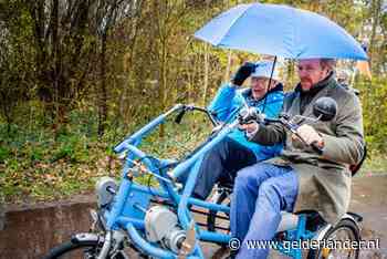 Koning trapt stevig rondje mee tijdens bezoek aan project Fietsmaatjes