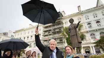 In Pictures: Politicians wield umbrellas and golf clubs on campaign trail