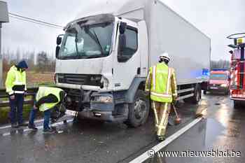 Lange file op N16 na klap tussen twee vrachtwagens