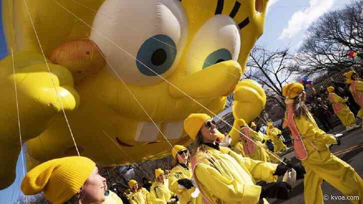 After wind scare, balloons fly in Thanksgiving parade
