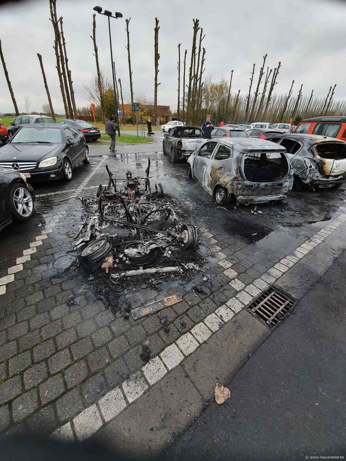 Drie voertuigen uitgebrand op parking station