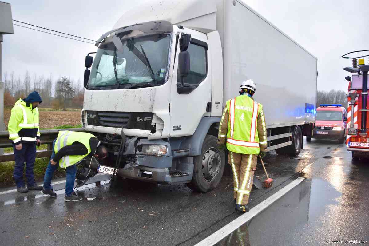 Lange file op N16 na botsing vantwee vrachtwagens