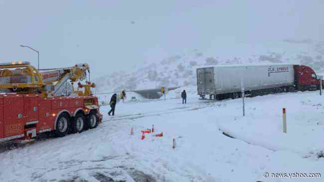 Thanksgiving storm blankets Southern California mountains with snow, delays holiday travel