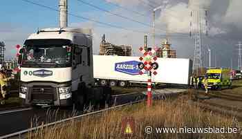 Vrachtwagen botst tegen goederentrein op overweg
