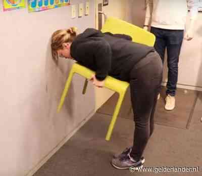 Maffe stoelchallenge gaat viraal: meeste vrouwen kunnen het maar mannen vaak niet