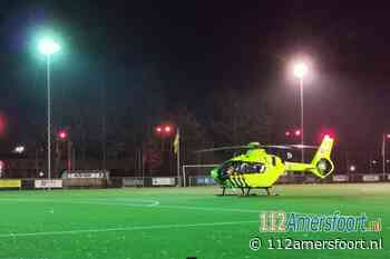 Traumahelikopter landt op voetbalveld in Amersfoort voor medisch noodgeval in woning