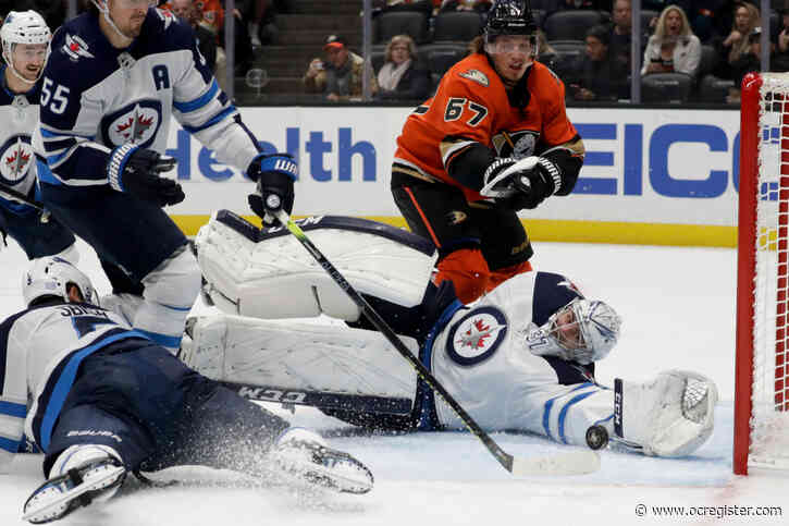 Ducks fail to click despite second-period charge, lose to Winnipeg Jets