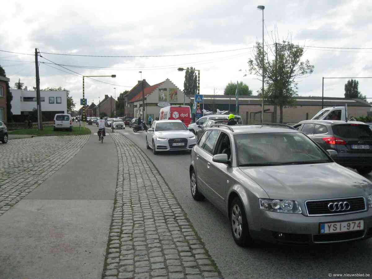 Verkeer expresweg moet veiliger: gemeente plaatst dan maar zelf verkeerslicht