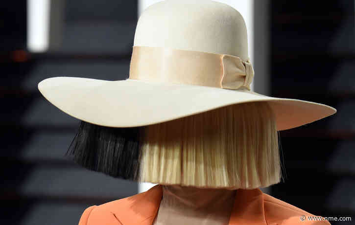 Watch Sia surprise shoppers as she goes undercover to pay for their groceries