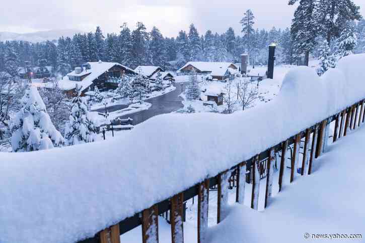 Powerful storm pushes into Midwest with heavy snow and winds