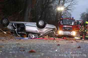 Schwerer Unfall bei Marloffstein: Pkw fängt Feuer - während Fahrer eingeklemmt ist
