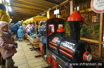 Kinder stürmen die Mini-Eisenbahn auf dem Lichtenfelser Marktplatz
