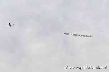 Vliegtuigje met spandoek ‘Depla moet weg’ met Nijmeegse link? ‘Mensen koesteren intense haat’