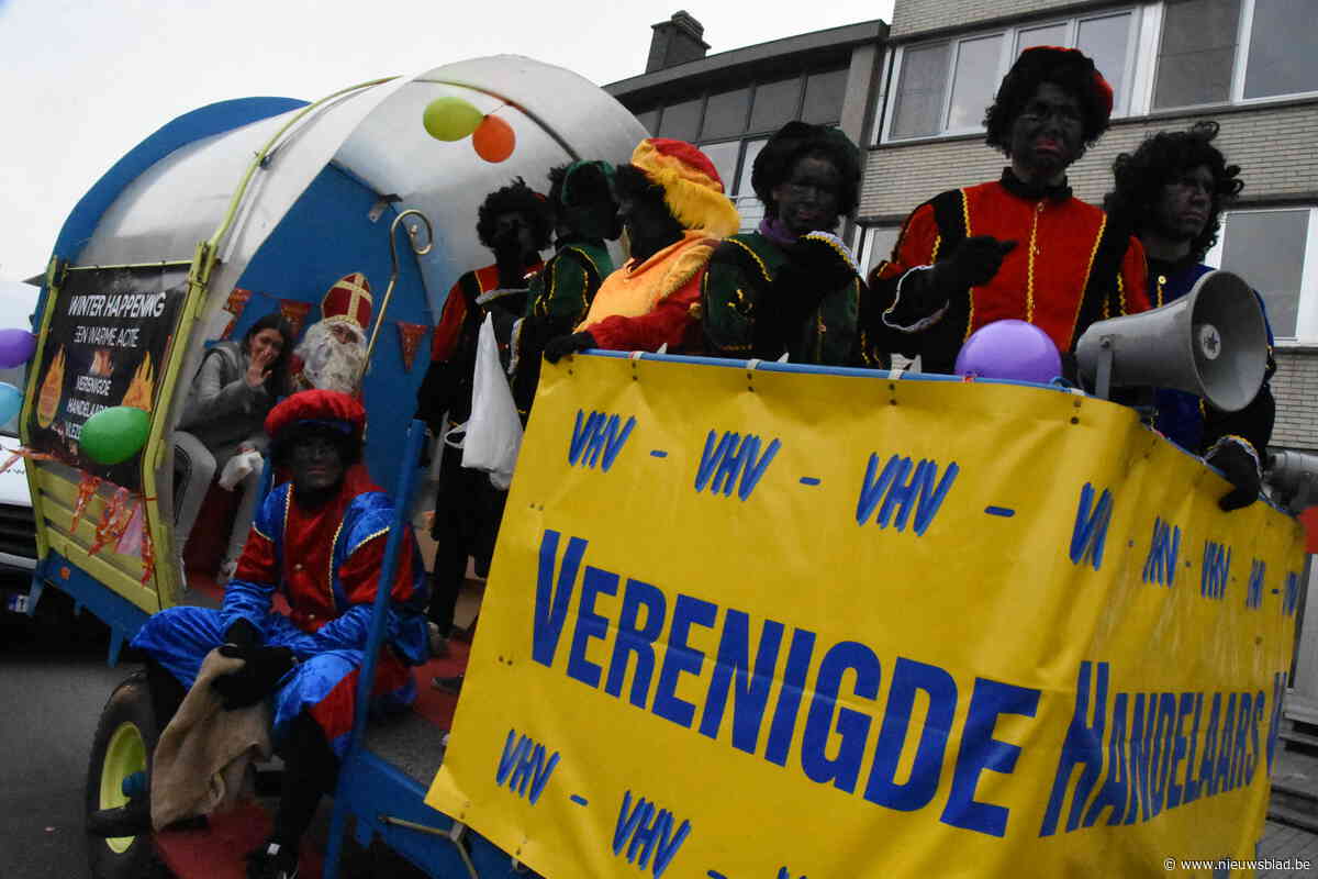 Sinterklaas rijdt op tractor en kar door Vlezenbeek