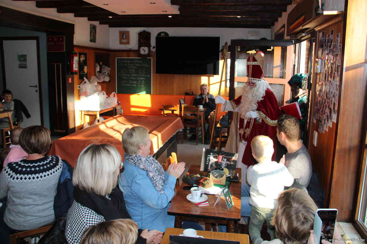 FOTO. Sint brengt lekkers en speelgoed voor kinderen in Café Ossel Star