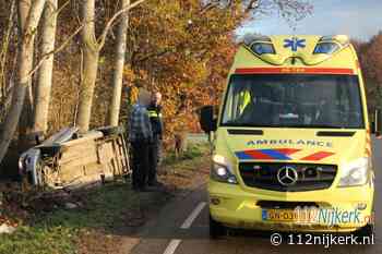 Auto raakt door gladheid van de weg in Putten