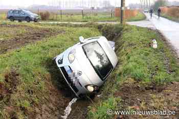 Met auto in sloot na slippartij